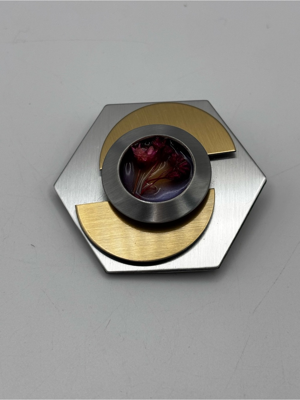 intage Brutalist Geometric Hexagon Brooch • Real Dried Floral Resin Cabochon - Picture 4 of 13
